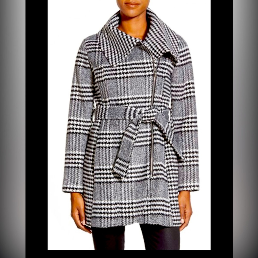 Jessica Simpson plaid coat. Size Small.